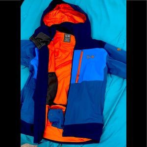 Selling a Men’s Medium Mountain Hardwear Jacket